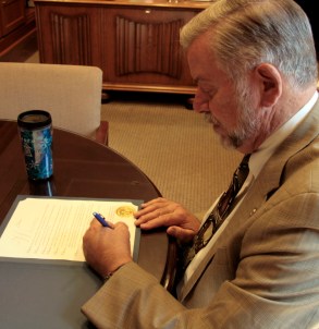 Portland Mayor Tom Potter signs the International Justice Day proclamation.
